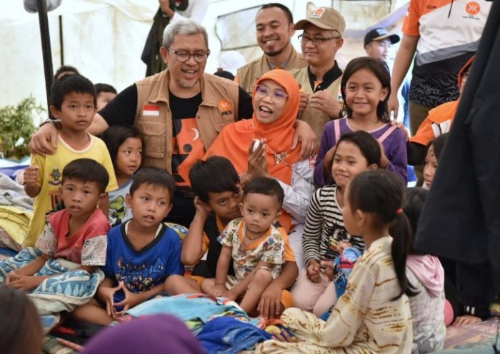 Wakil Ketua Majelis Syura PKS Ahmad Heryawan mendatangi tenda pengungsian korban gempa Cianjur (Donny/PKSFoto)