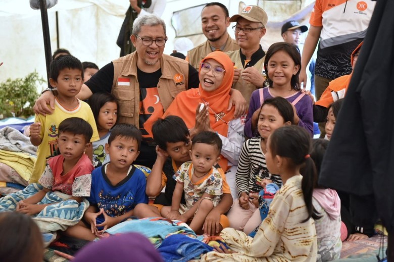 Wakil Ketua Majelis Syura PKS Ahmad Heryawan mendatangi tenda pengungsian korban gempa Cianjur (Donny/PKSFoto)