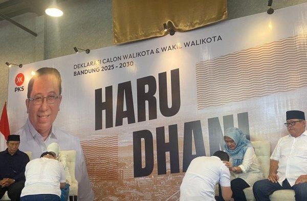 Haru-Suandharu-Ridwan-Dhani-melakukan-sungkem