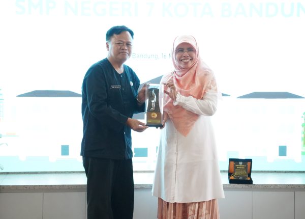 171715160313-terima-kunjungan-smpn-7-siti-muntamah-bahas-implementasi-demokrasi-hingga-karakter-pemimpin-thumb