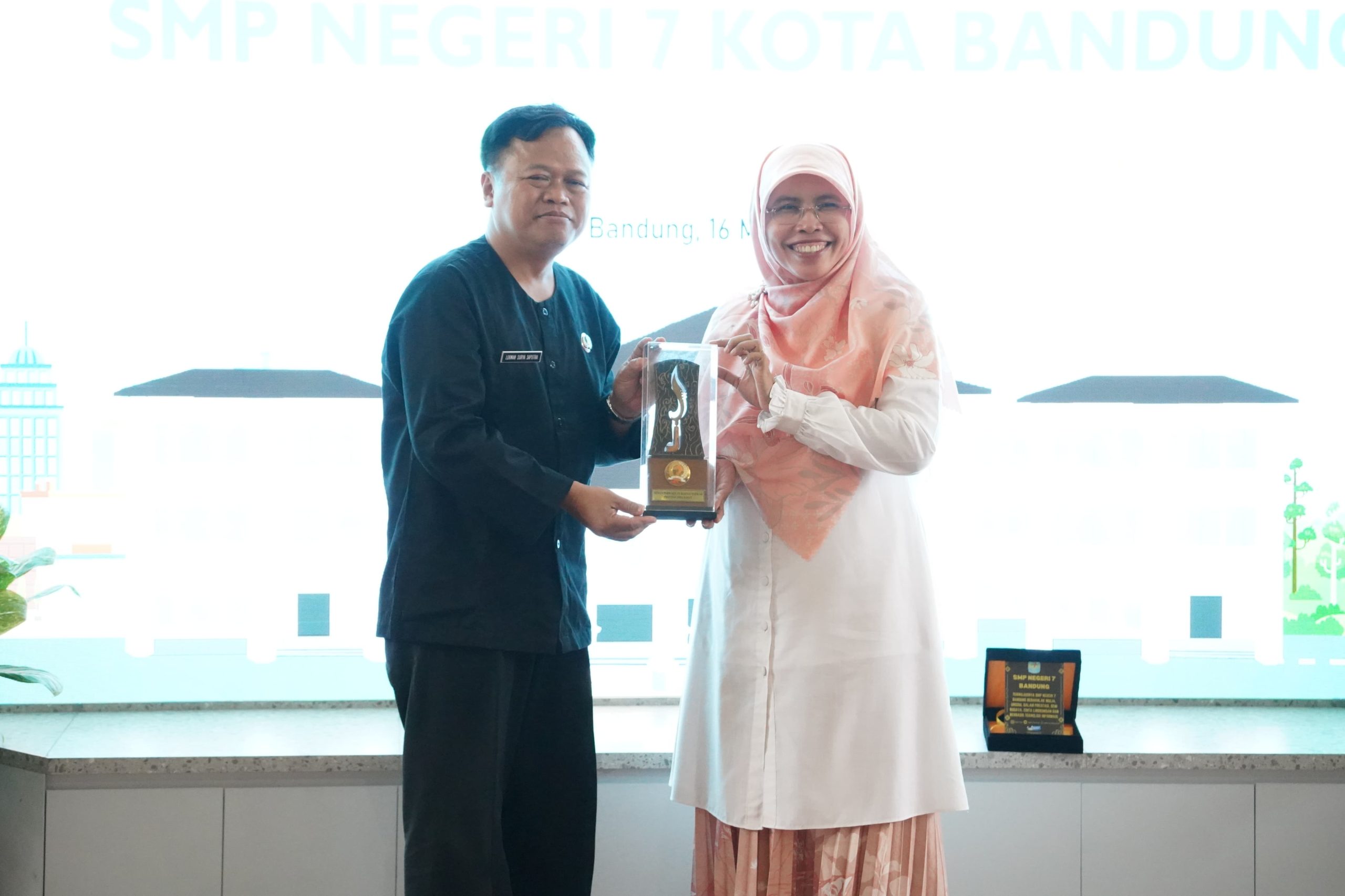 171715160313-terima-kunjungan-smpn-7-siti-muntamah-bahas-implementasi-demokrasi-hingga-karakter-pemimpin-thumb