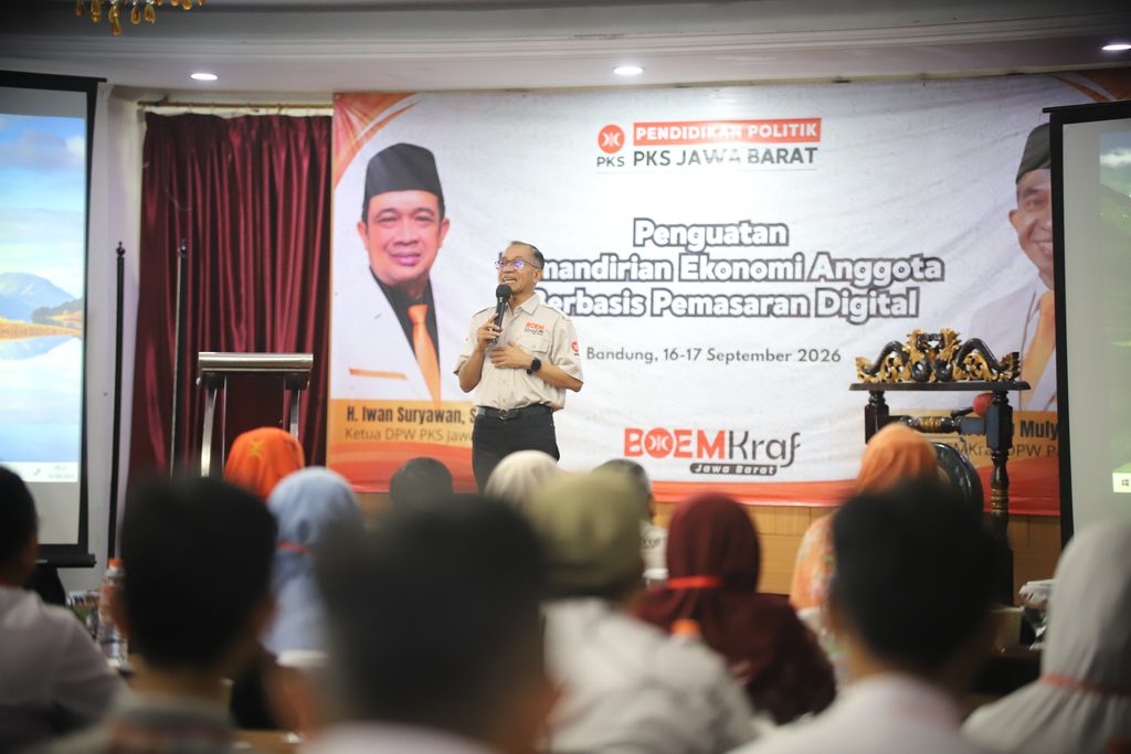 Ketua Bidang Pemberdayaan UMKM dan Ekonomi Kreatif (Boemkraf) DPW PKS Jabar, Asep Mulyadi atau kang Asmul sedang menyampaikan pengarahan pada peserta