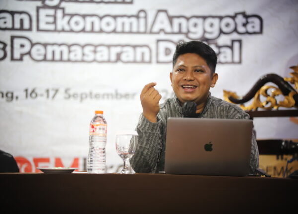 Omblek founder Affiliate Space sedang menyampaikan materi dalam kegiatan Master Class Affiliate Marketing yang dihelat oleh DPW PKS Jabar pada Rabu (16/9/2026)