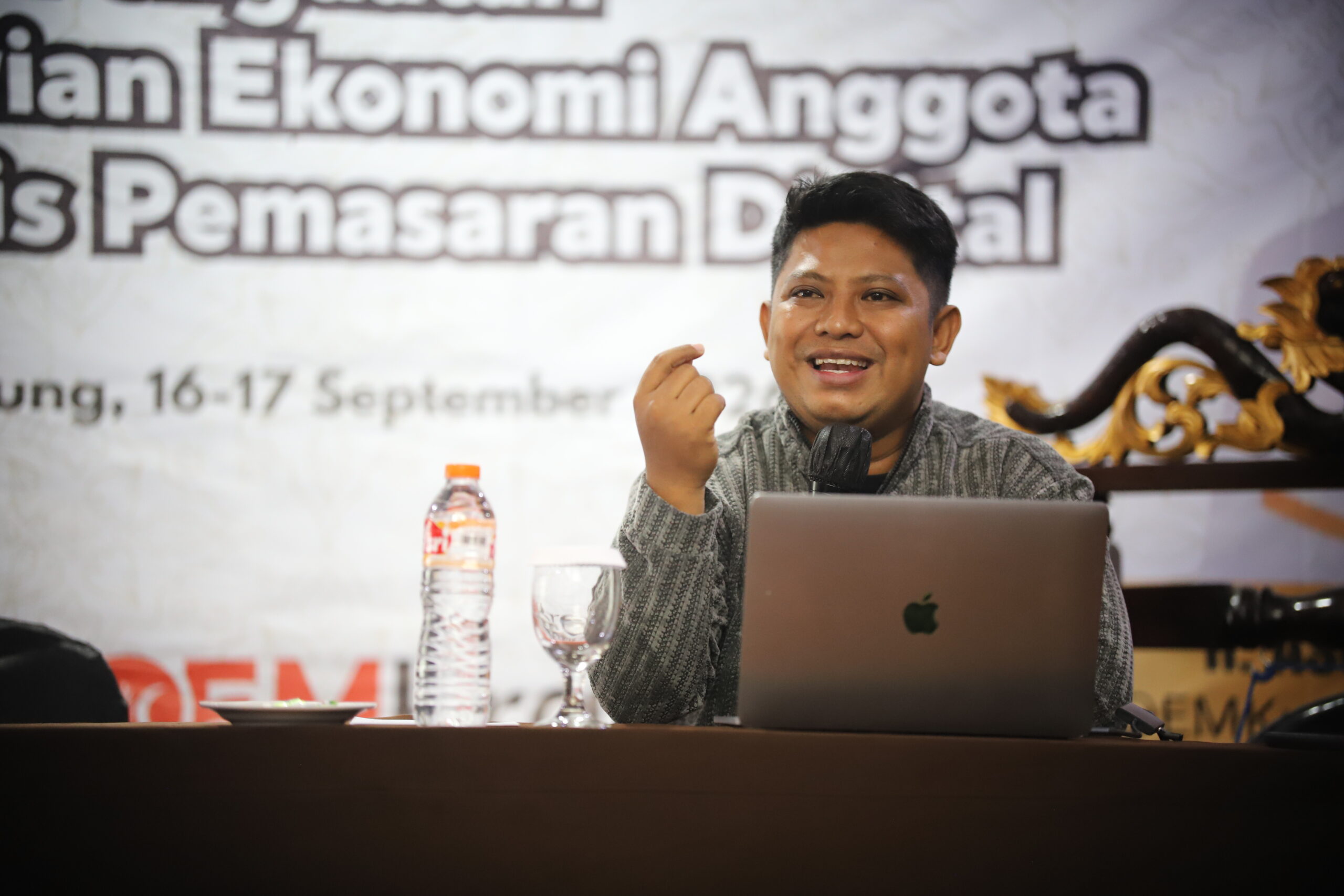 Omblek founder Affiliate Space sedang menyampaikan materi dalam kegiatan Master Class Affiliate Marketing yang dihelat oleh DPW PKS Jabar pada Rabu (16/9/2026)